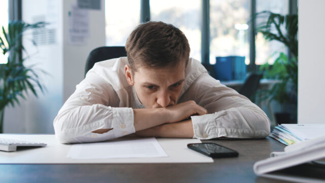 Daily UI #074攻略：音楽ダウンロードの「待機時間」をストレスから心地よさに変えるUX設計論