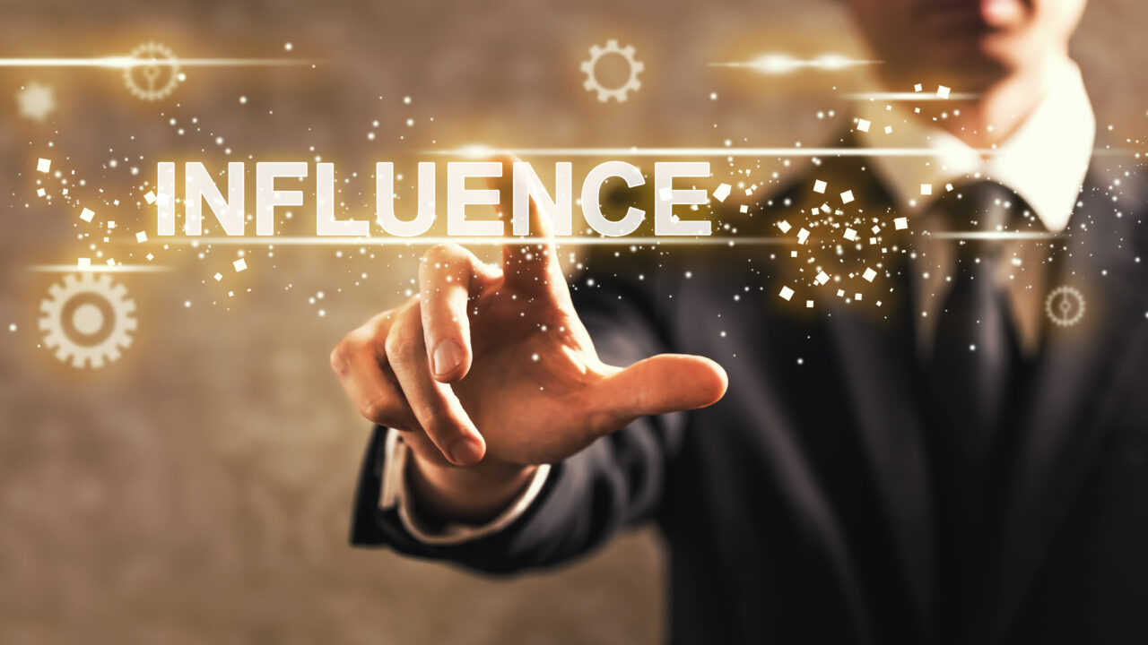 『影響力の武器』から学ぶ!ビジネスで人を動かす6つの心理トリガーとは