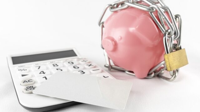 親が亡くなったら口座が凍結される？知らないと困る銀行手続きと対策完全ガイド