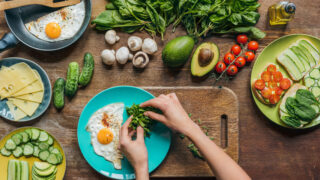 単身者こそ要注意!「孤独な疲れ」を食事で癒やす完全ガイド——40代・50代一人暮らしの慢性疲労を解消する食事のルール