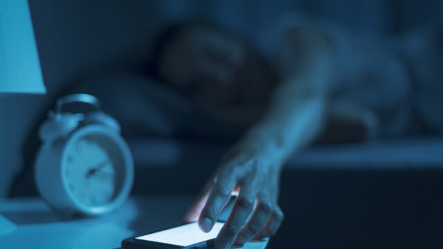 なぜスマホを見るだけで老ける？ブルーライト・姿勢・目元へのダメージと40代・50代が今すぐできる対策