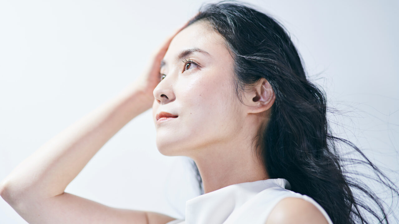 髪のツヤがマイナス5歳を作る——40代・50代のための頭皮アンチエイジング完全ガイド｜頭皮マッサージ・ケラチン・日常ケアの全技術