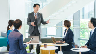 40代・50代の強みが活きる！地方企業のAI導入をサポートする"伴走副業"で月5万円を稼ぐ方法