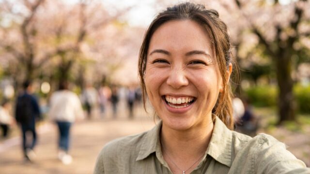 笑う門には福来る!「表情筋」を動かしてリフトアップする方法